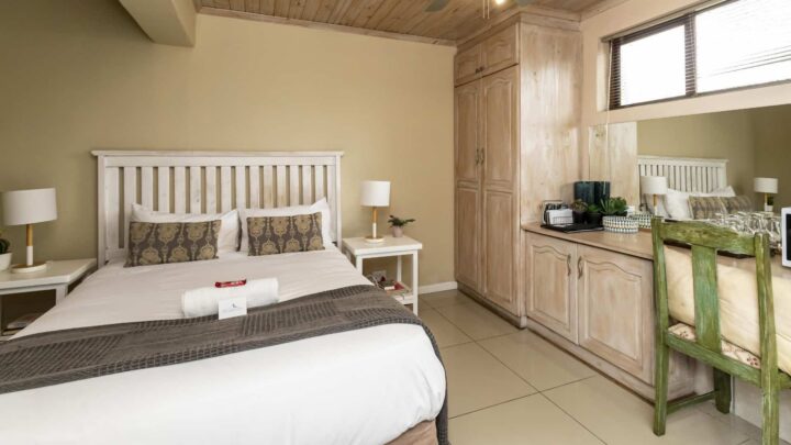 fish eagle manor room flamingo
