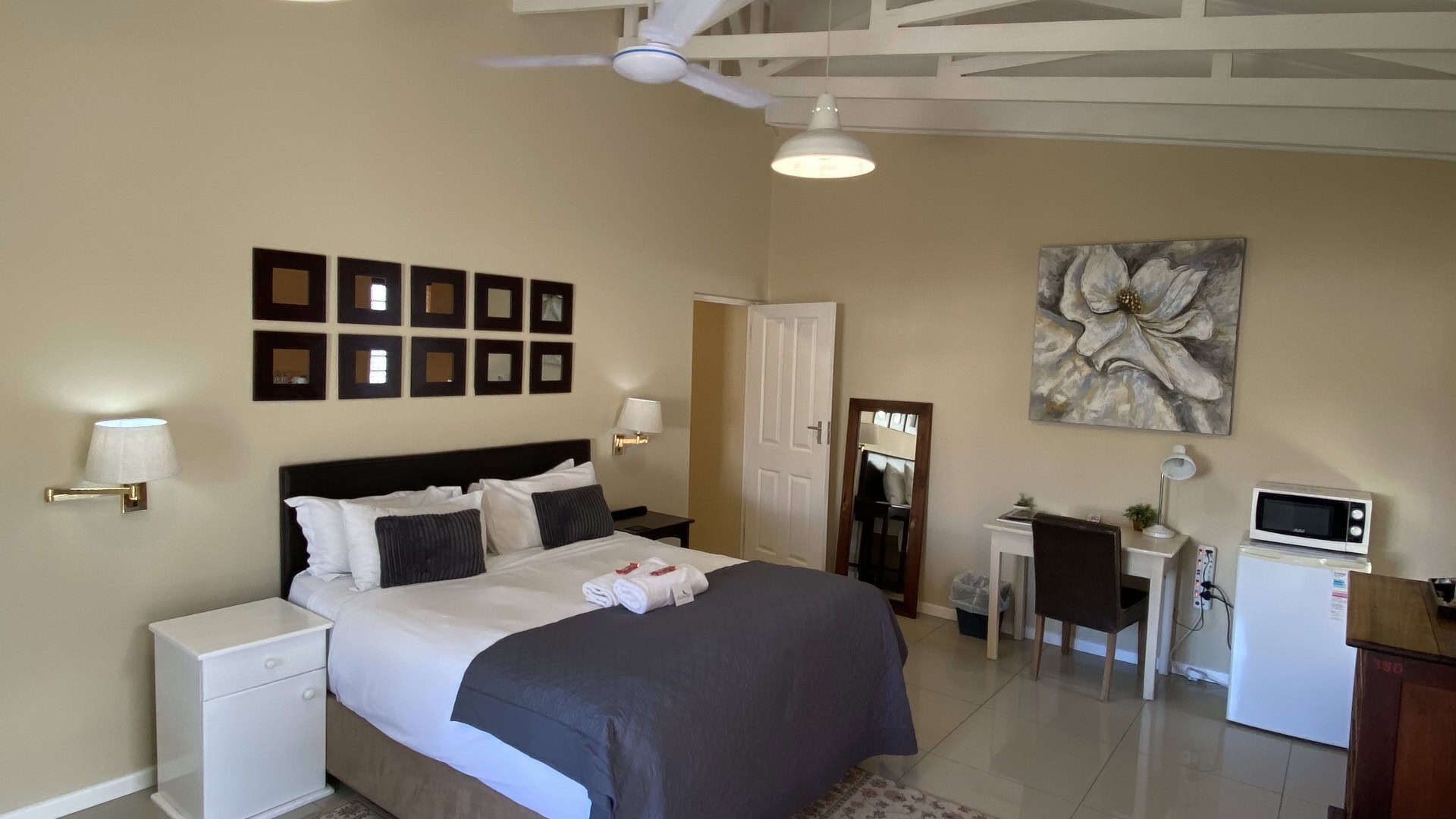 fish eagle manor room amber